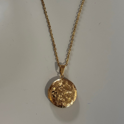 Drie medaillons: rond, ovaal en shell-vierkant, met ruimte voor een foto, op 14k vergulde kettingen van 45 en 60 cm.