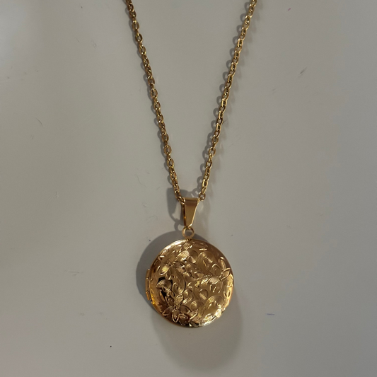 Drie medaillons: rond, ovaal en shell-vierkant, met ruimte voor een foto, op 14k vergulde kettingen van 45 en 60 cm.