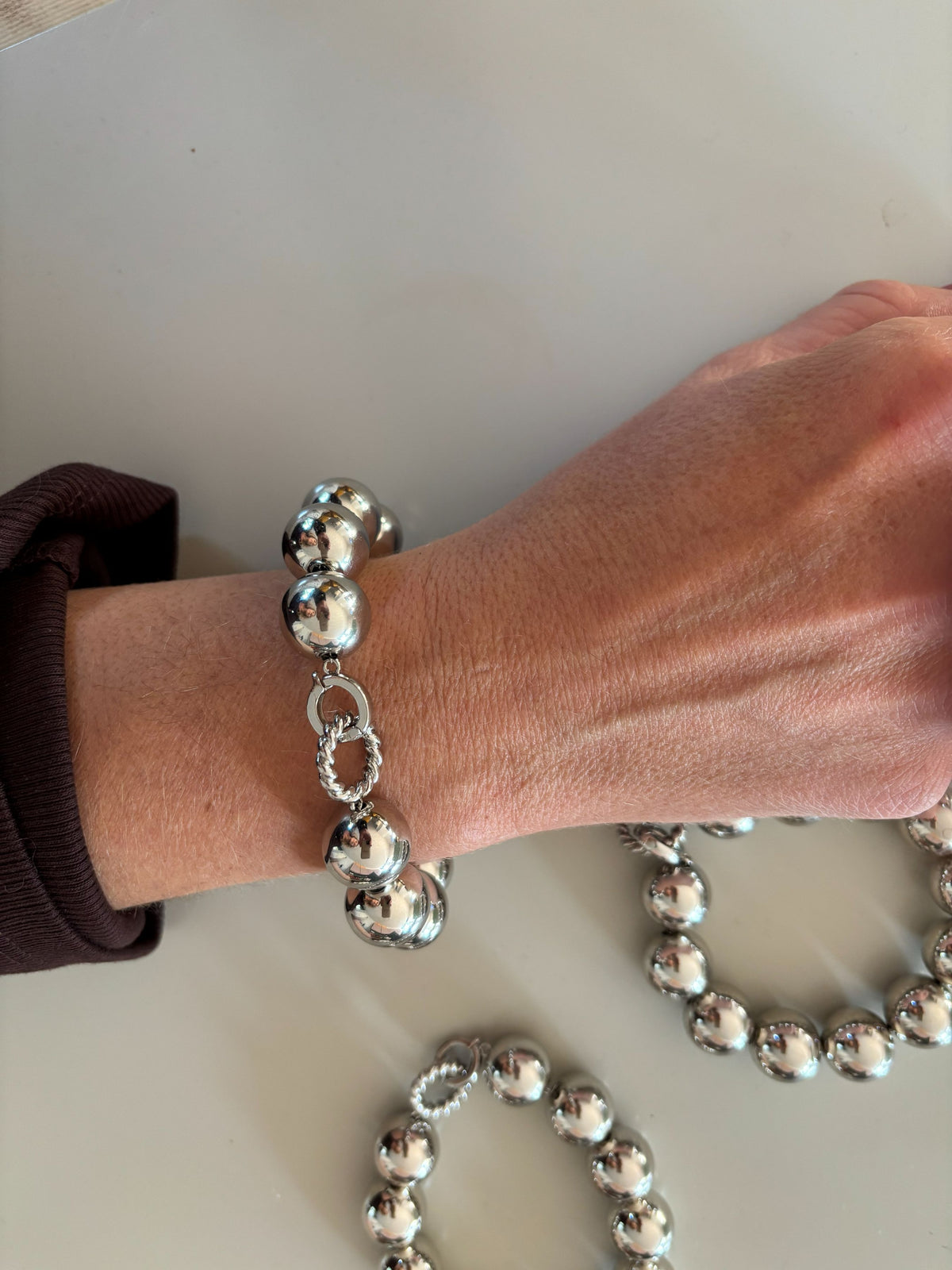Gouden chunky kralenarmband met grote glimmende 16 mm CCB-kralen en een bewerkte ronde connector-sluiting.