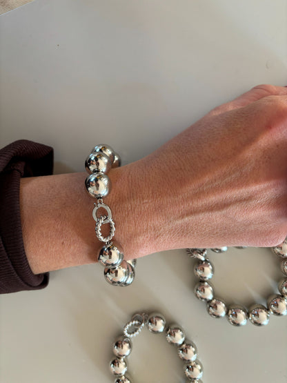 Gouden chunky kralenarmband met grote glimmende 16 mm CCB-kralen en een bewerkte ronde connector-sluiting.
