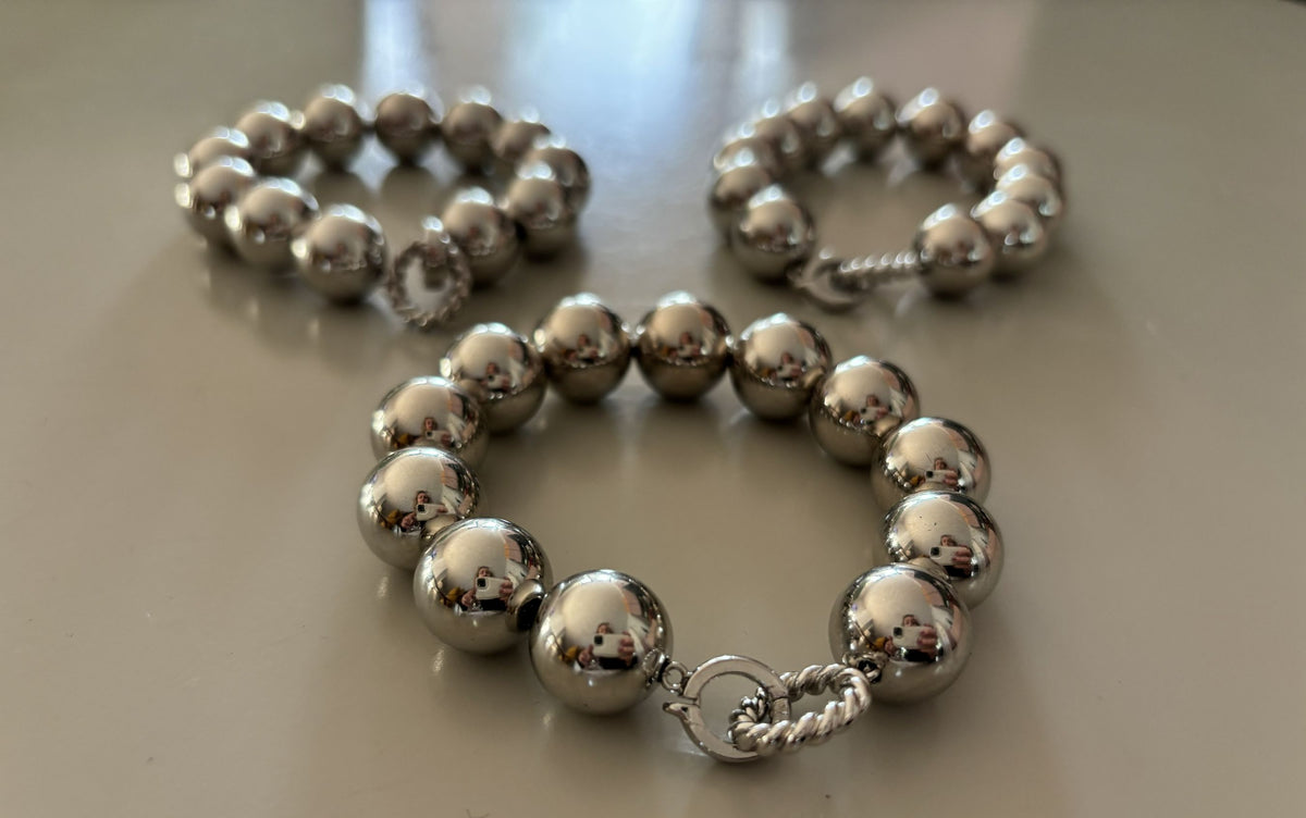 Gouden chunky kralenarmband met grote glimmende 16 mm CCB-kralen en een bewerkte ronde connector-sluiting.