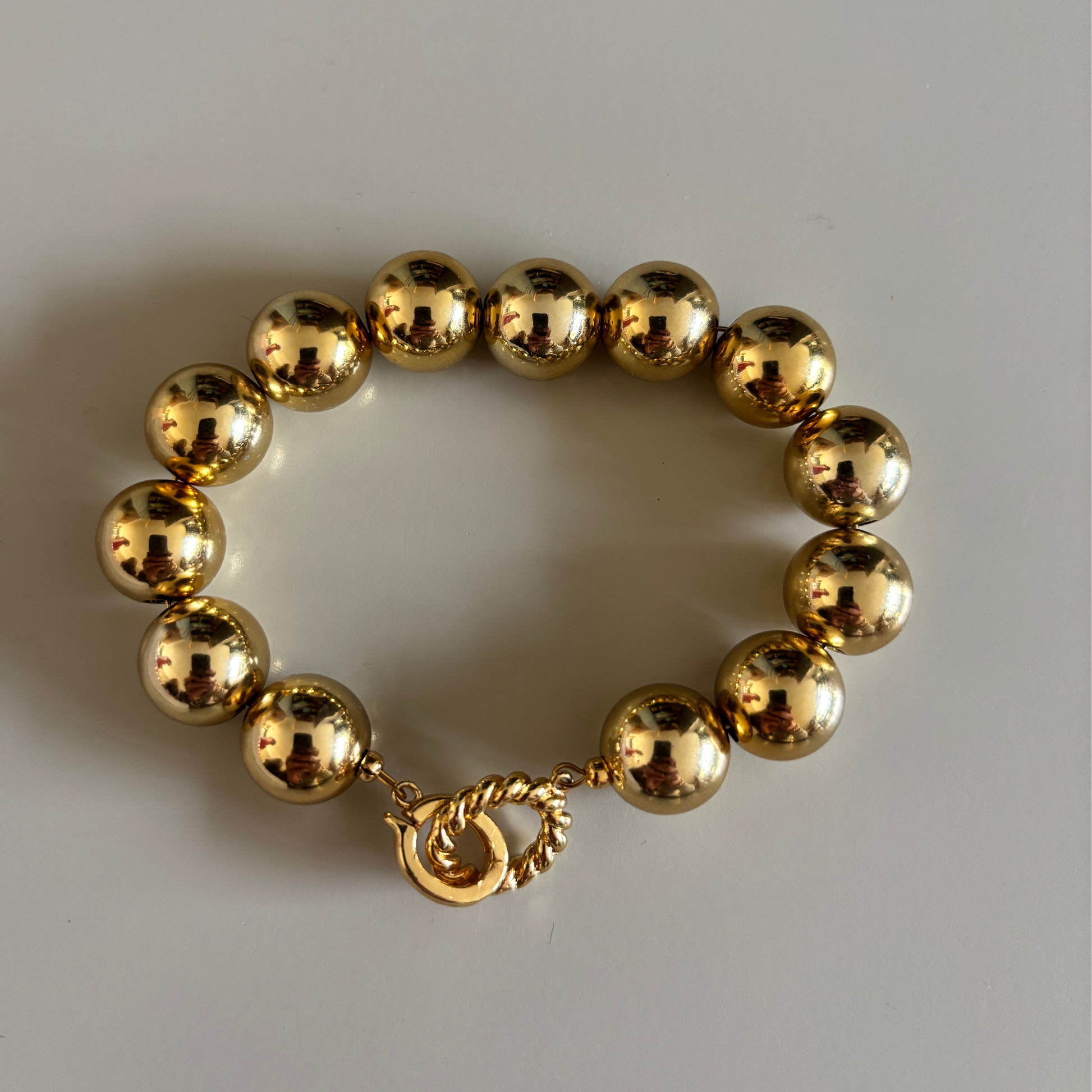 Goudkleurige kralenarmband met 14mm 3D acryl kralen en connector sluiting