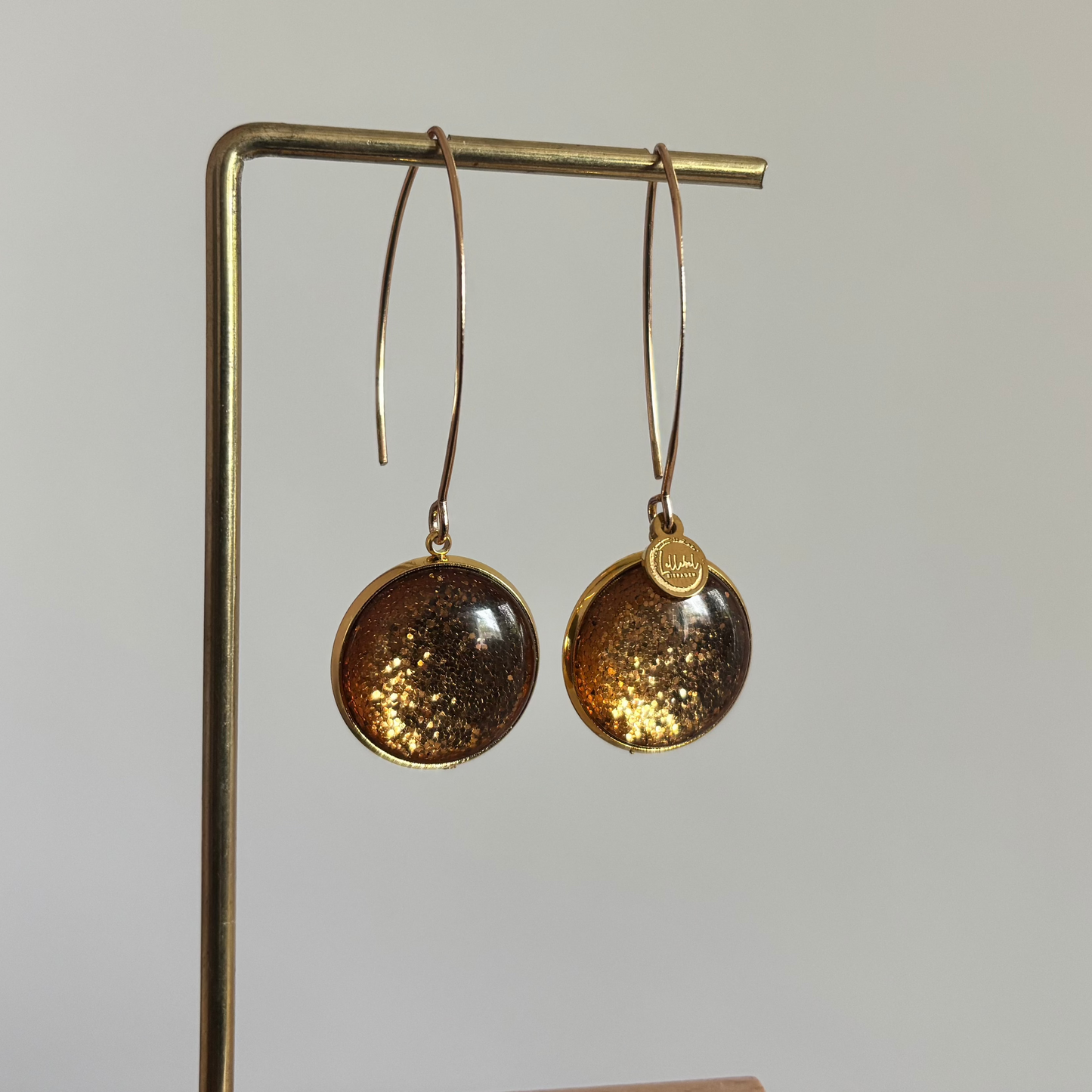 14k vergulde oorbel met lange steker en bronskleurige glitter cabochon