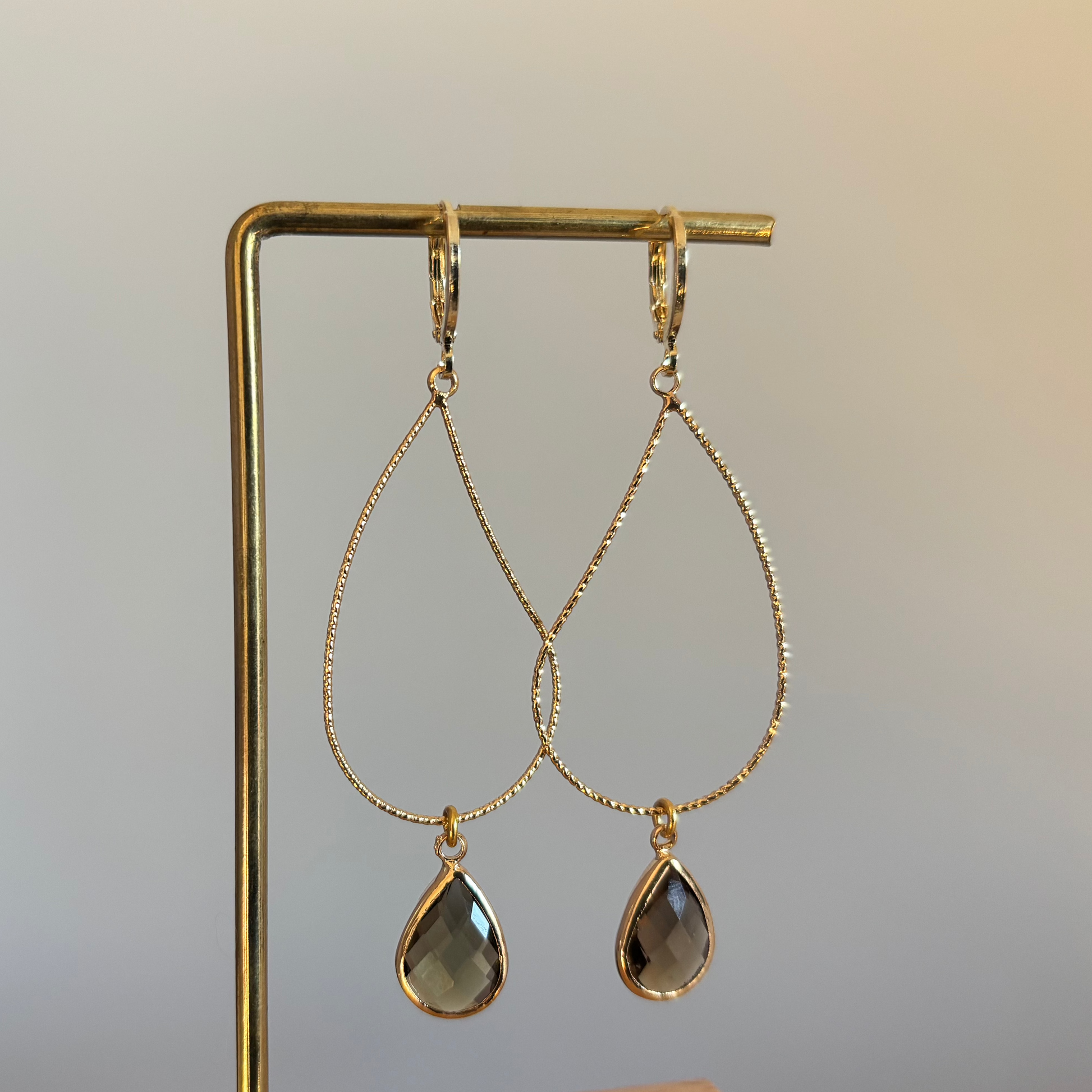 "Grote 14k vergulde druppelvormige oorbellen met een rookbruine facetsteen hanger."