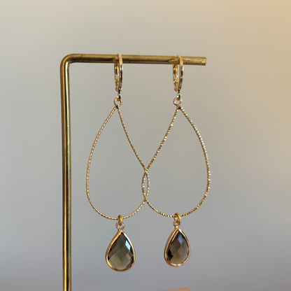 "Grote 14k vergulde druppelvormige oorbellen met een rookbruine facetsteen hanger."