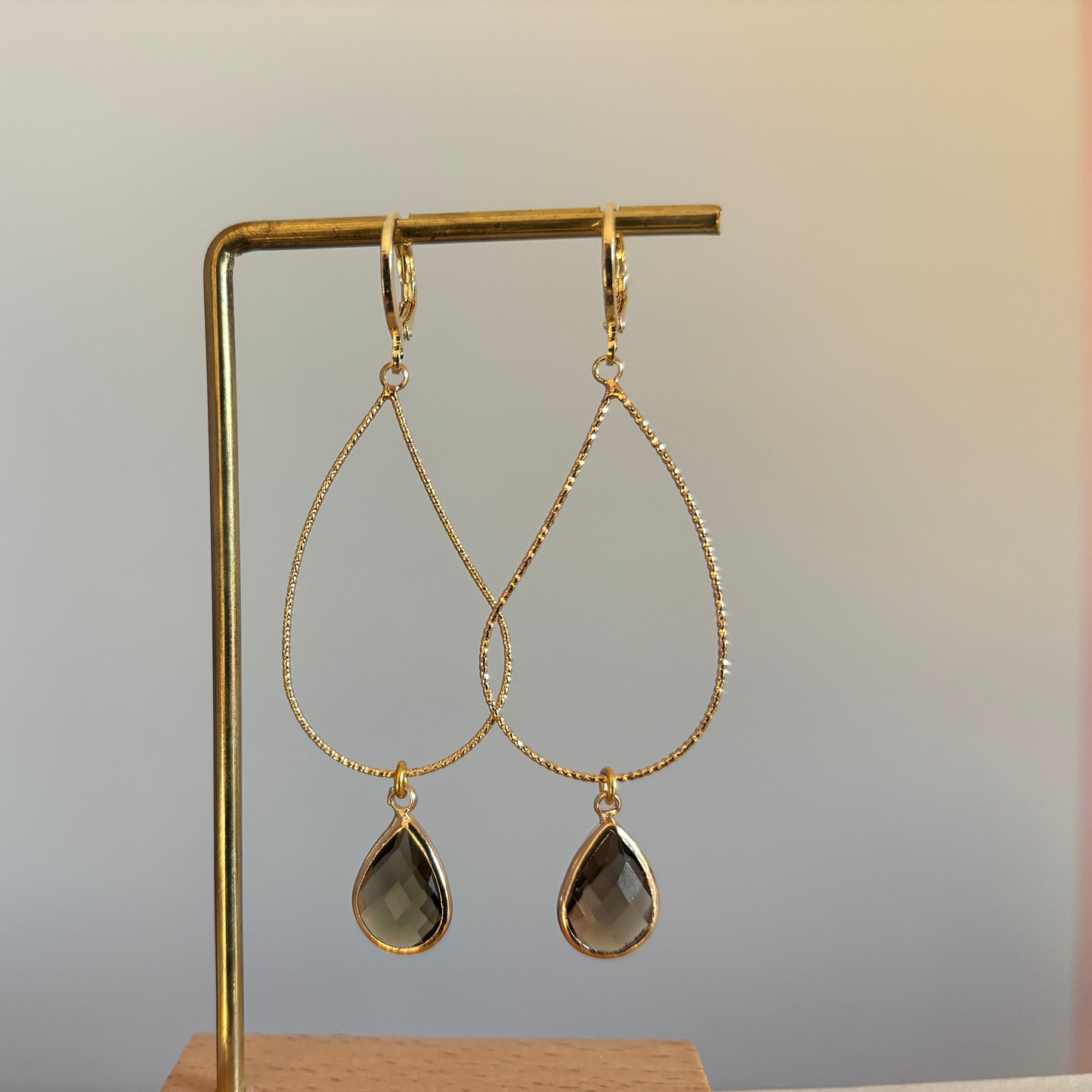 "Grote 14k vergulde druppelvormige oorbellen met een rookbruine facetsteen hanger."