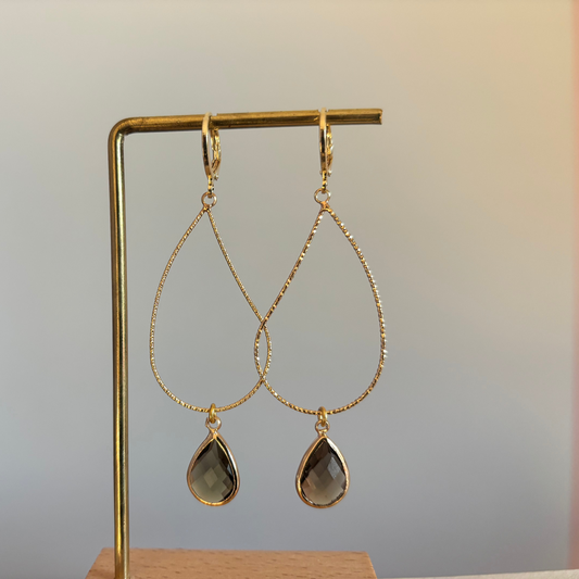 "Grote 14k vergulde druppelvormige oorbellen met een rookbruine facetsteen hanger."