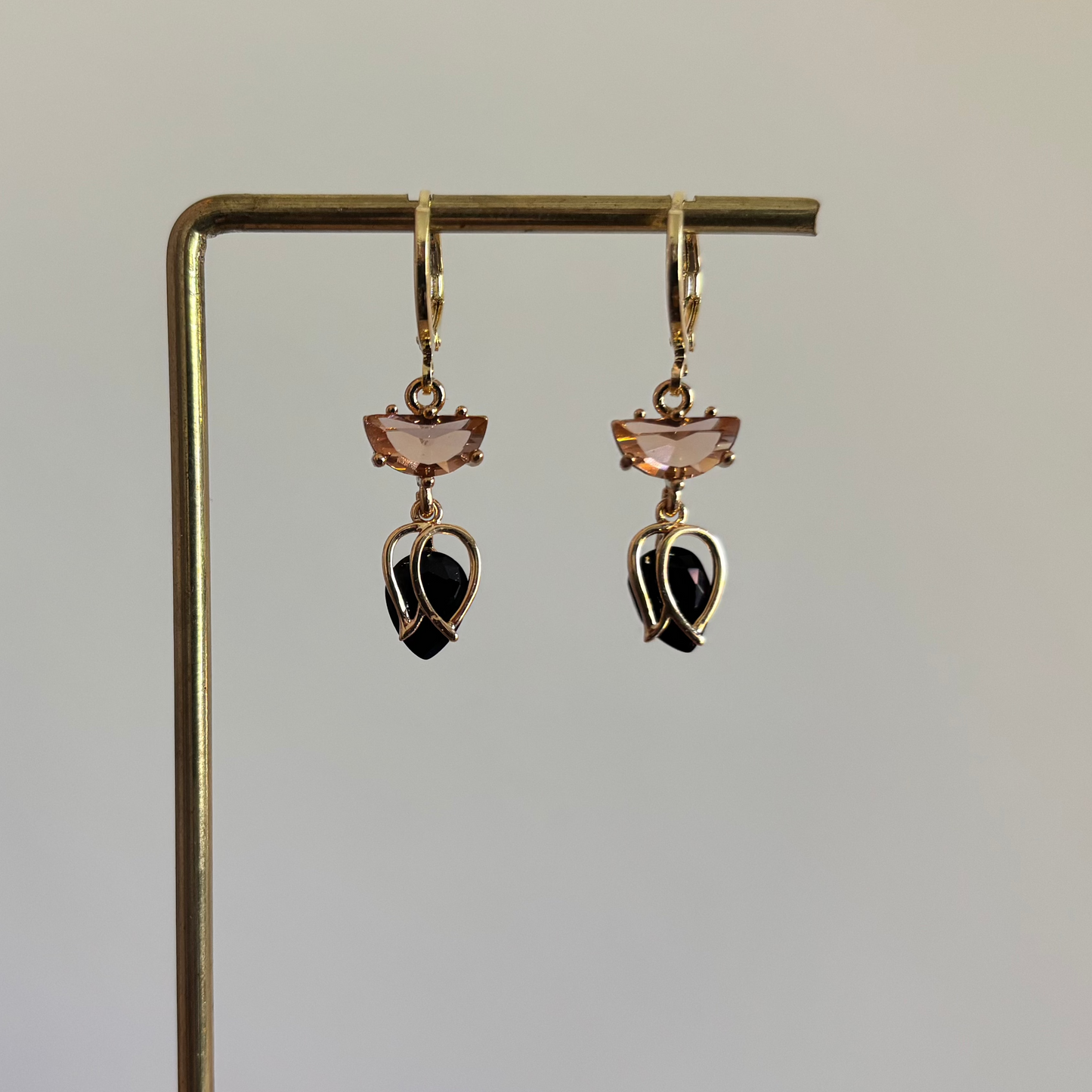 14k vergulde oorbellen met tulpbedel, glanssteentje en champagnekleurig steentje, lengte ca. 2,5 cm