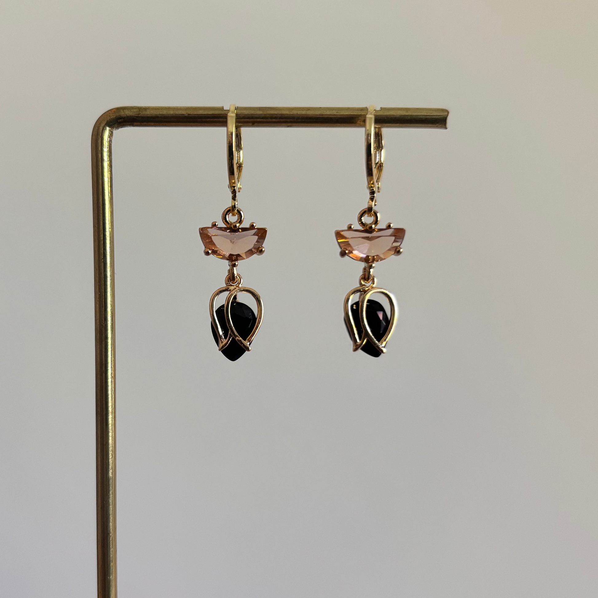 14k vergulde oorbellen met tulpbedel, glanssteentje en champagnekleurig steentje, lengte ca. 2,5 cm
