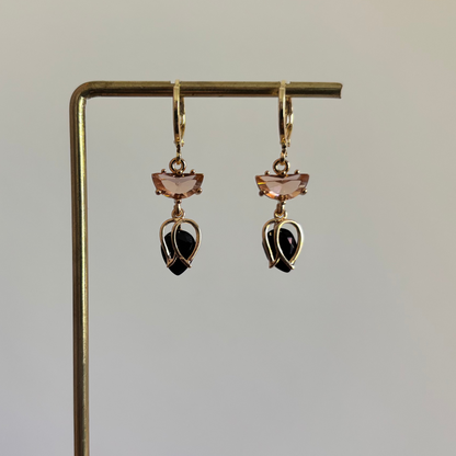14k vergulde oorbellen met tulpbedel, glanssteentje en champagnekleurig steentje, lengte ca. 2,5 cm