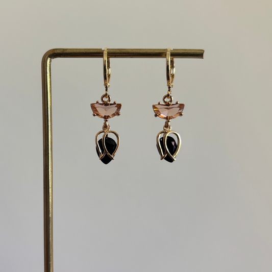 14k vergulde oorbellen met tulpbedel, glanssteentje en champagnekleurig steentje, lengte ca. 2,5 cm