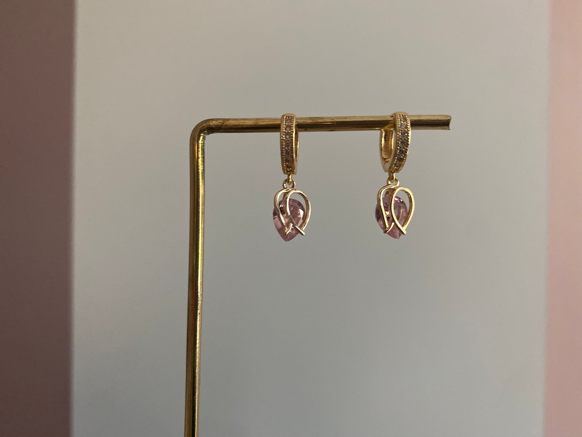 14k vergulde tulp-oorbellen met glanssteentje, ca. 2,5 cm lang, verkrijgbaar in zwart en roze.