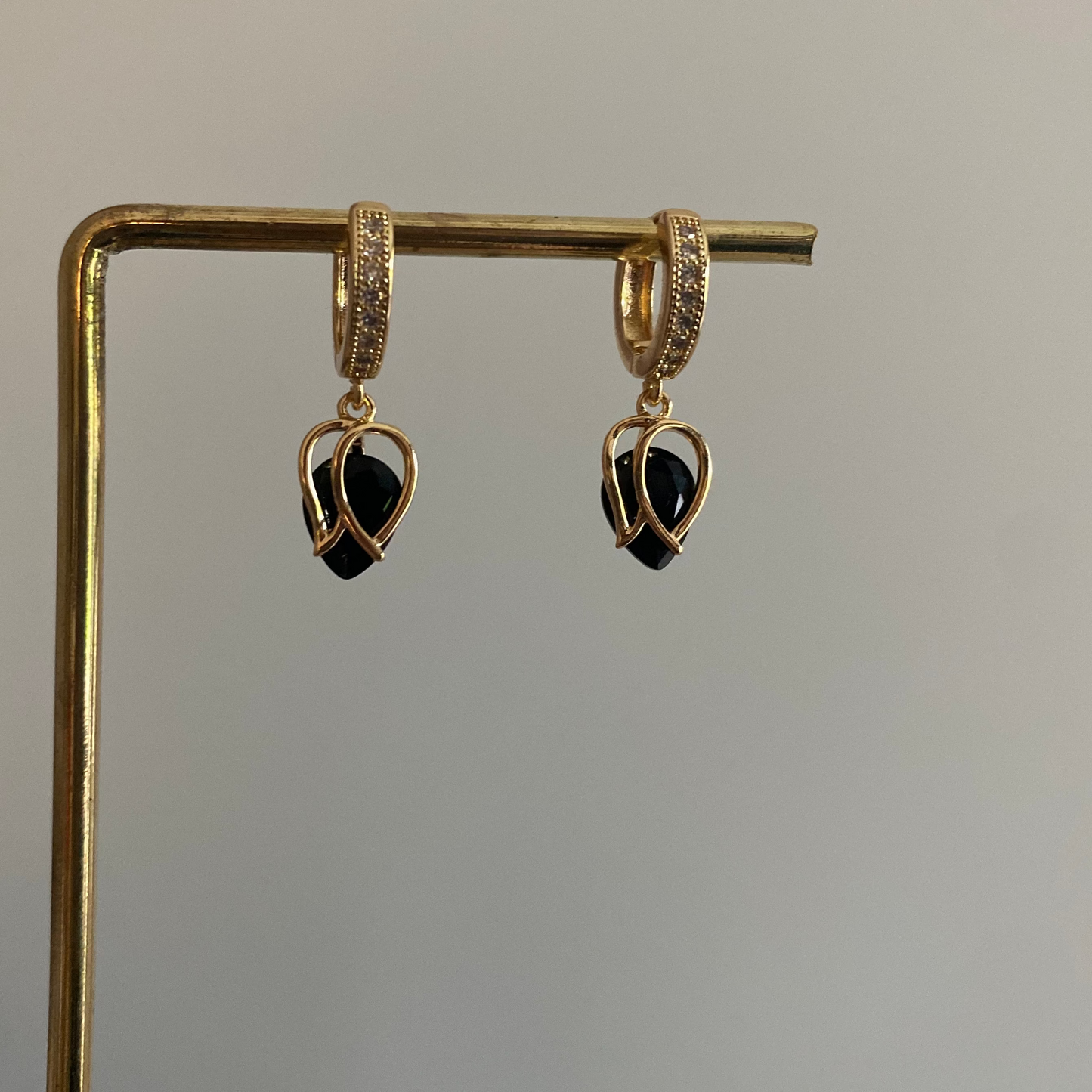 14k vergulde tulp-oorbellen met glanssteentje, ca. 2,5 cm lang, verkrijgbaar in zwart en roze.