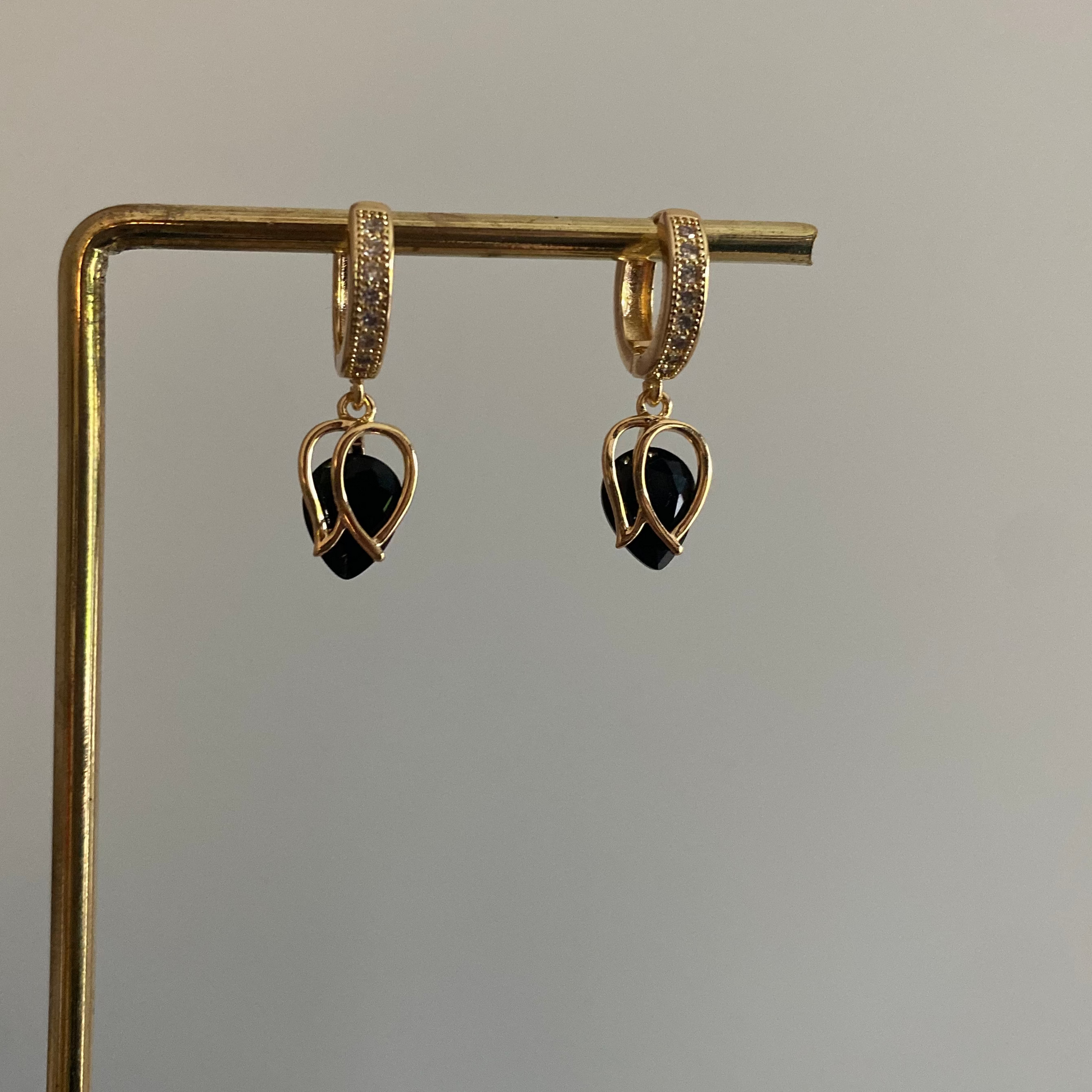 14k vergulde tulp-oorbellen met glanssteentje, ca. 2,5 cm lang, verkrijgbaar in zwart en roze.