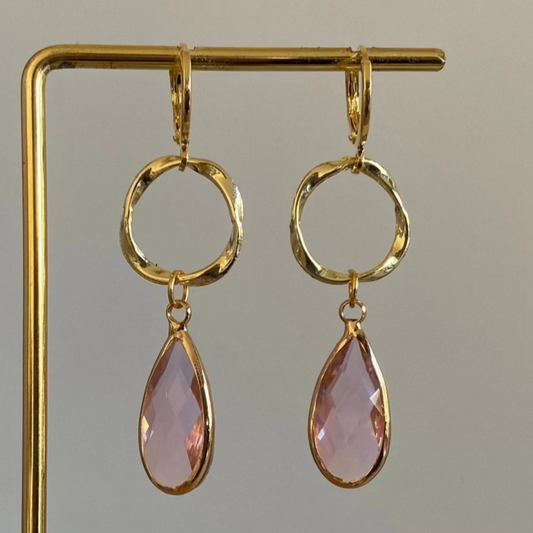 14K vergulde ringetjes met een vergulde hanger en een druppelvormige glasbedel 