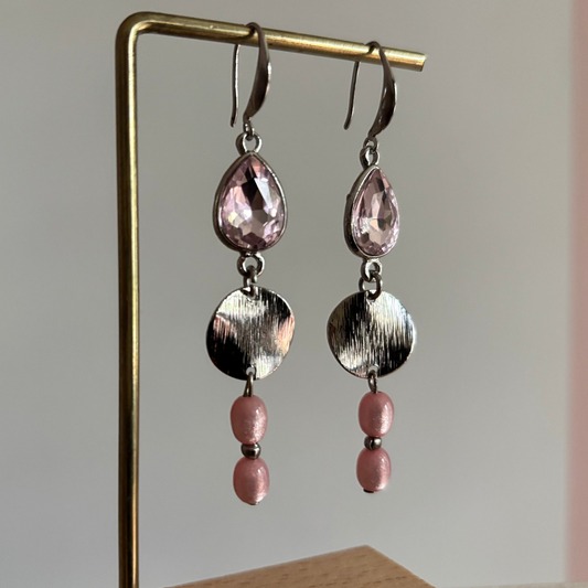 Zilveren oorbellen Mirre met lichtroze kristal en roze kralen op een standaard.