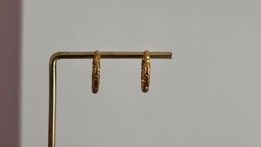 Alt-tekst: 18K goudkleurige creolen van 14 mm met een stoer bewerkt effect in de plating.