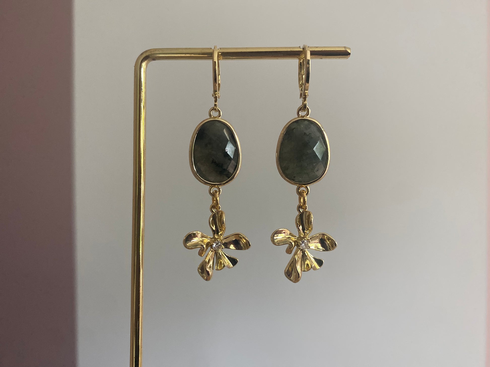 14k vergulde oorbellen Nancy met labradoriet steen en bloem met strass, ca. 4 cm lang