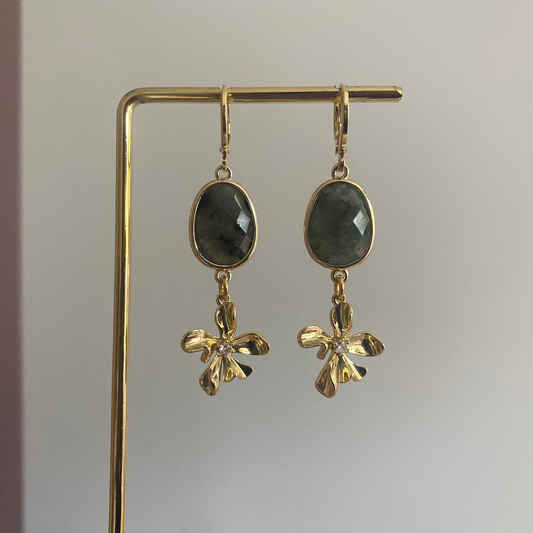 14k vergulde oorbellen Nancy met labradoriet steen en bloem met strass, ca. 4 cm lang