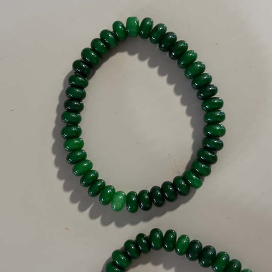 Feline armband met natuurstenen kralen in magenta, groen of zachtroze, afgewerkt met roestvrijstalen kettinkje, verstelbaar door elastiek