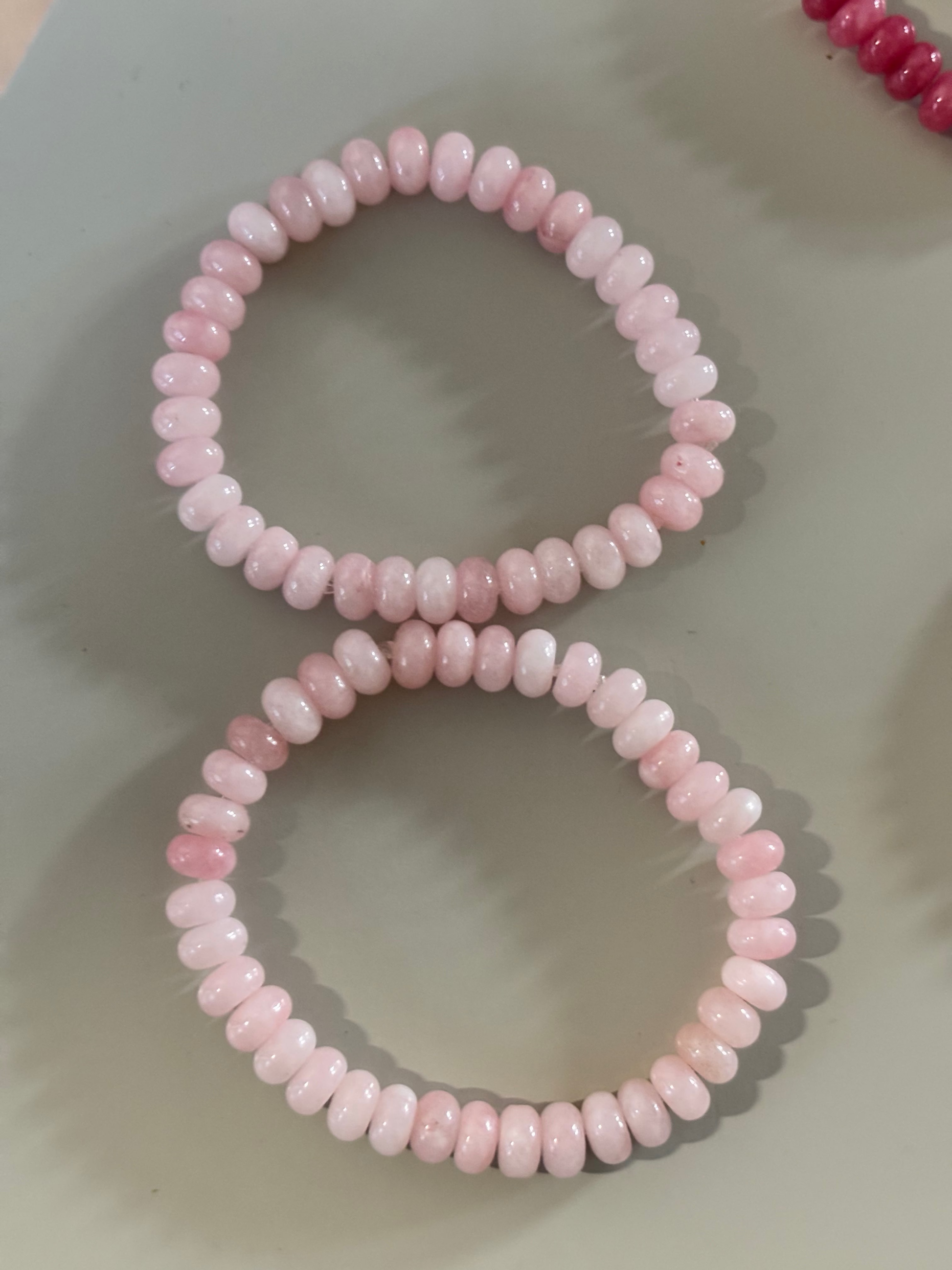 Feline armband met natuurstenen kralen in magenta, groen of zachtroze, afgewerkt met roestvrijstalen kettinkje, verstelbaar door elastiek