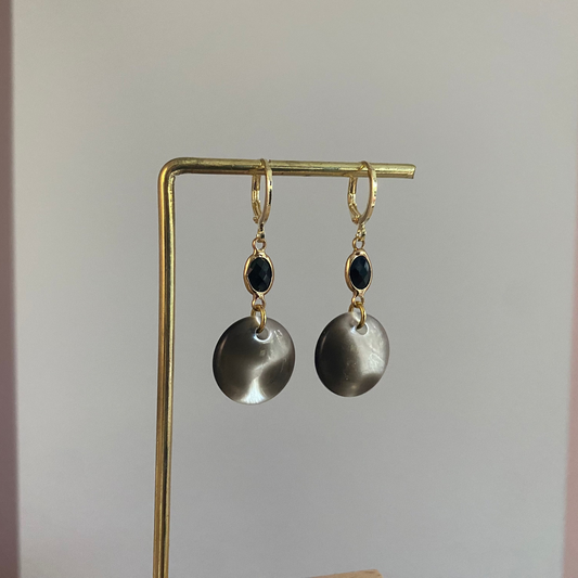 14k vergulde oorbellen met koeprint cabochon en zwart steentje, ca. 4 cm lang, licht en veelzijdig ontwerp.