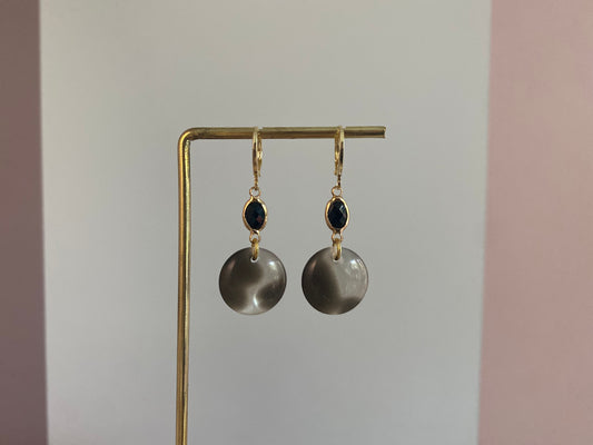 14k vergulde oorbellen met koeprint cabochon en zwart steentje, ca. 4 cm lang, licht en veelzijdig ontwerp.