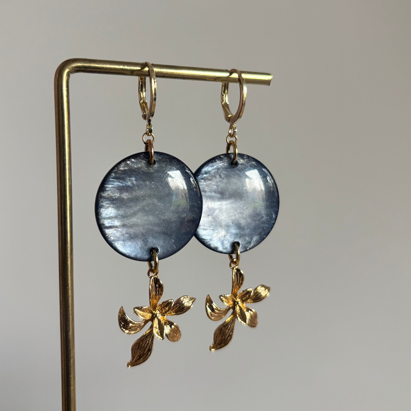 14k vergulde oorbellen met lichtblauwe cabochon en 14k vergulde bloem hanger, ca. 6 cm lang.