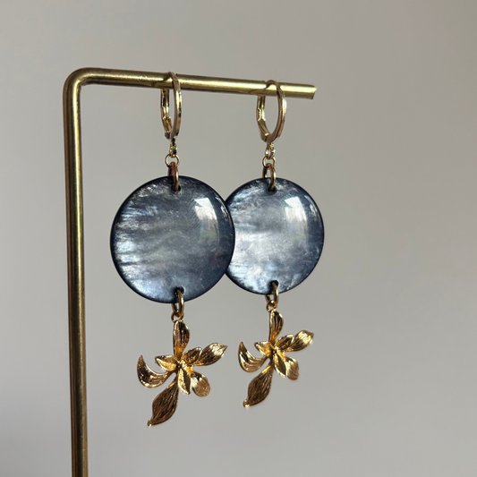 14k vergulde oorbellen met lichtblauwe cabochon en 14k vergulde bloem hanger, ca. 6 cm lang.