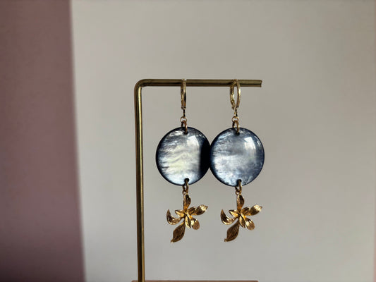 14k vergulde oorbellen met lichtblauwe cabochon en 14k vergulde bloem hanger, ca. 6 cm lang.