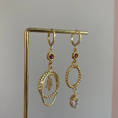 Asymmetrische 14k vergulde oorbellen met ster en maan, smaragdgroene of magenta steen en zirkonia details, feestelijke Noelle oorbellen.