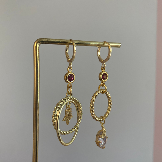 Asymmetrische 14k vergulde oorbellen met ster en maan, smaragdgroene of magenta steen en zirkonia details, feestelijke Noelle oorbellen.