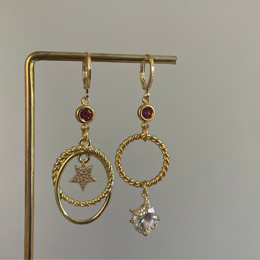 Asymmetrische 14k vergulde oorbellen met ster en maan, smaragdgroene of magenta steen en zirkonia details, feestelijke Noelle oorbellen.