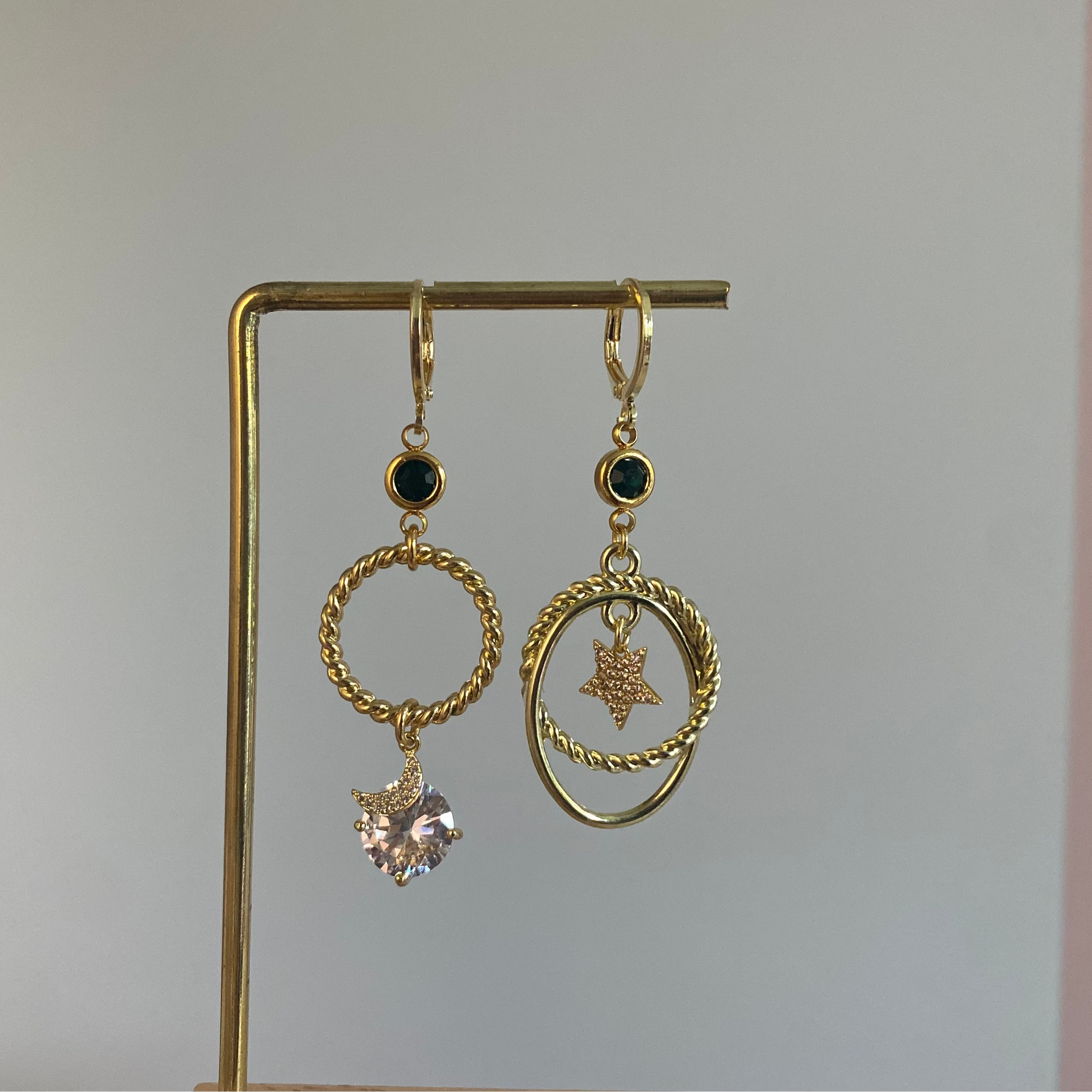 Asymmetrische 14k vergulde oorbellen met ster en maan, smaragdgroene of magenta steen en zirkonia details, feestelijke Noelle oorbellen.