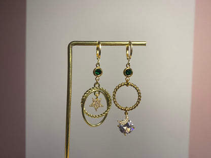 Asymmetrische 14k vergulde oorbellen met ster en maan, smaragdgroene of magenta steen en zirkonia details, feestelijke Noelle oorbellen.