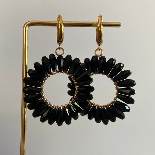 Statement bloem oorbellen met 14K vergulde blad stekers en een bloemachtige hanger in zwart