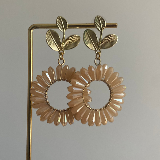 Statement bloem oorbellen met 14K vergulde blad stekers en een bloemachtige hanger in beige 