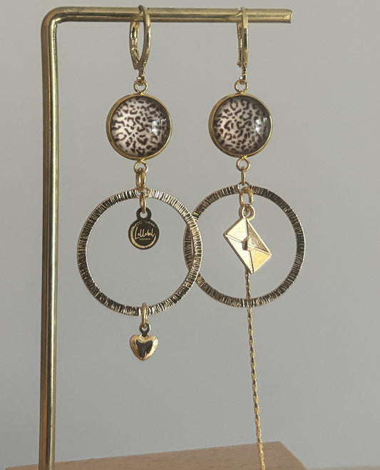 Asymmetrische 14k vergulde feestoorbellen met gehamerde bedels — één met envelopje, één met hartje. Elegant, symbolisch en sprankelend.