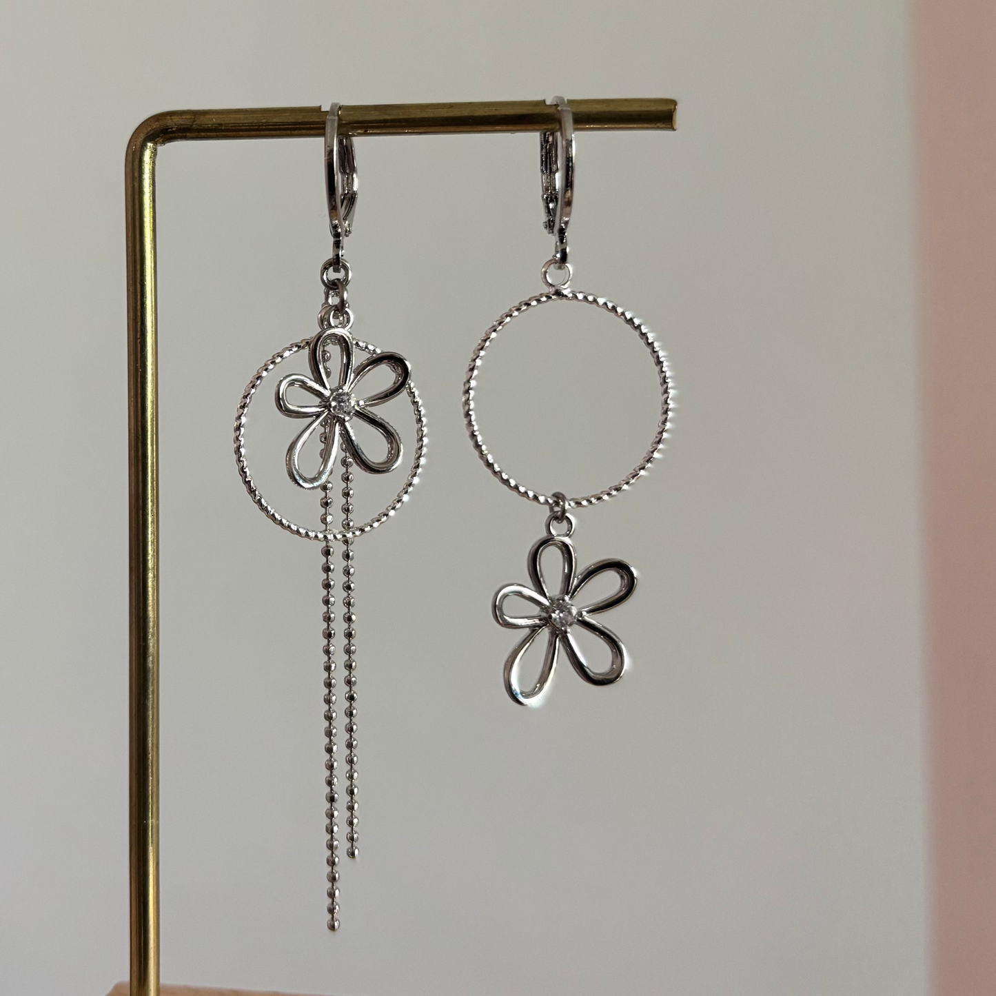 Patty mismatch oorbellen zilver met bloemetjes, cirkel en kwastje – asymmetrisch en speels design