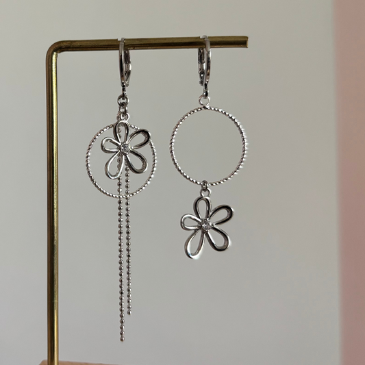 Patty mismatch oorbellen zilver met bloemetjes, cirkel en kwastje – asymmetrisch en speels design