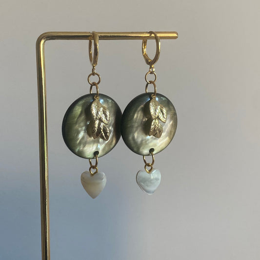 14K vergulde oorringetjes met blad
Bedels, mosgroene cabochons in catseye en een mini hartje in schelp