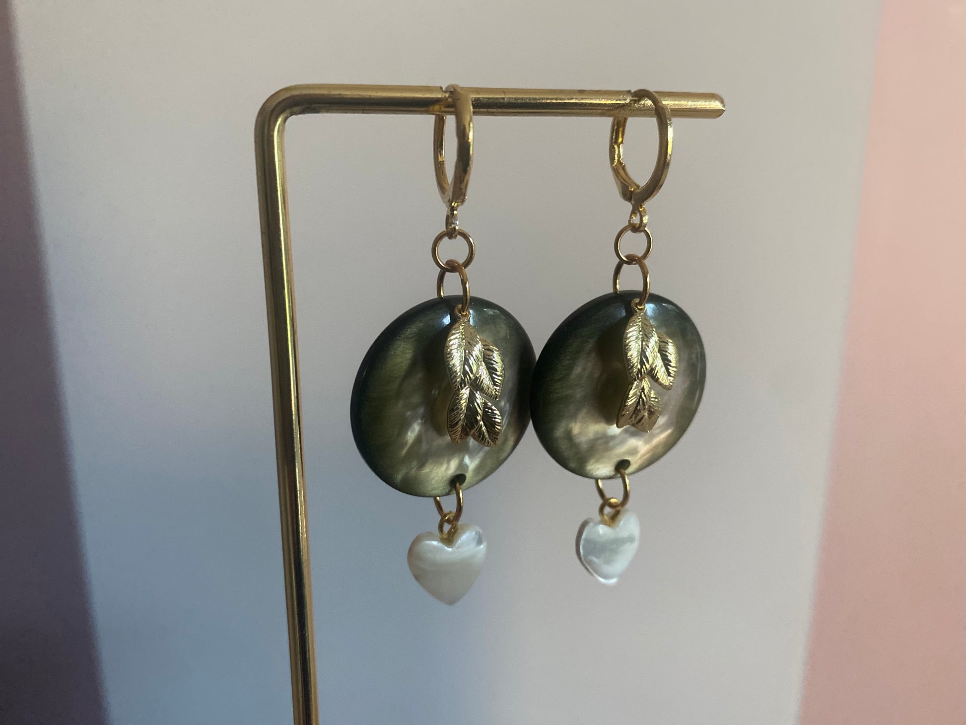 14K vergulde oorringetjes met blad
Bedels, mosgroene cabochons in catseye en een mini hartje in schelp