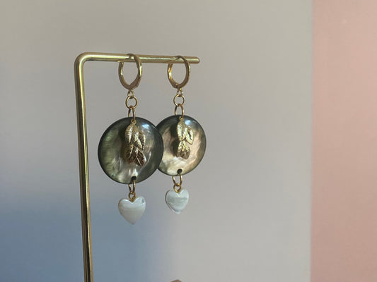 14K vergulde oorringetjes met blad
Bedels, mosgroene cabochons in catseye en een mini hartje in schelp