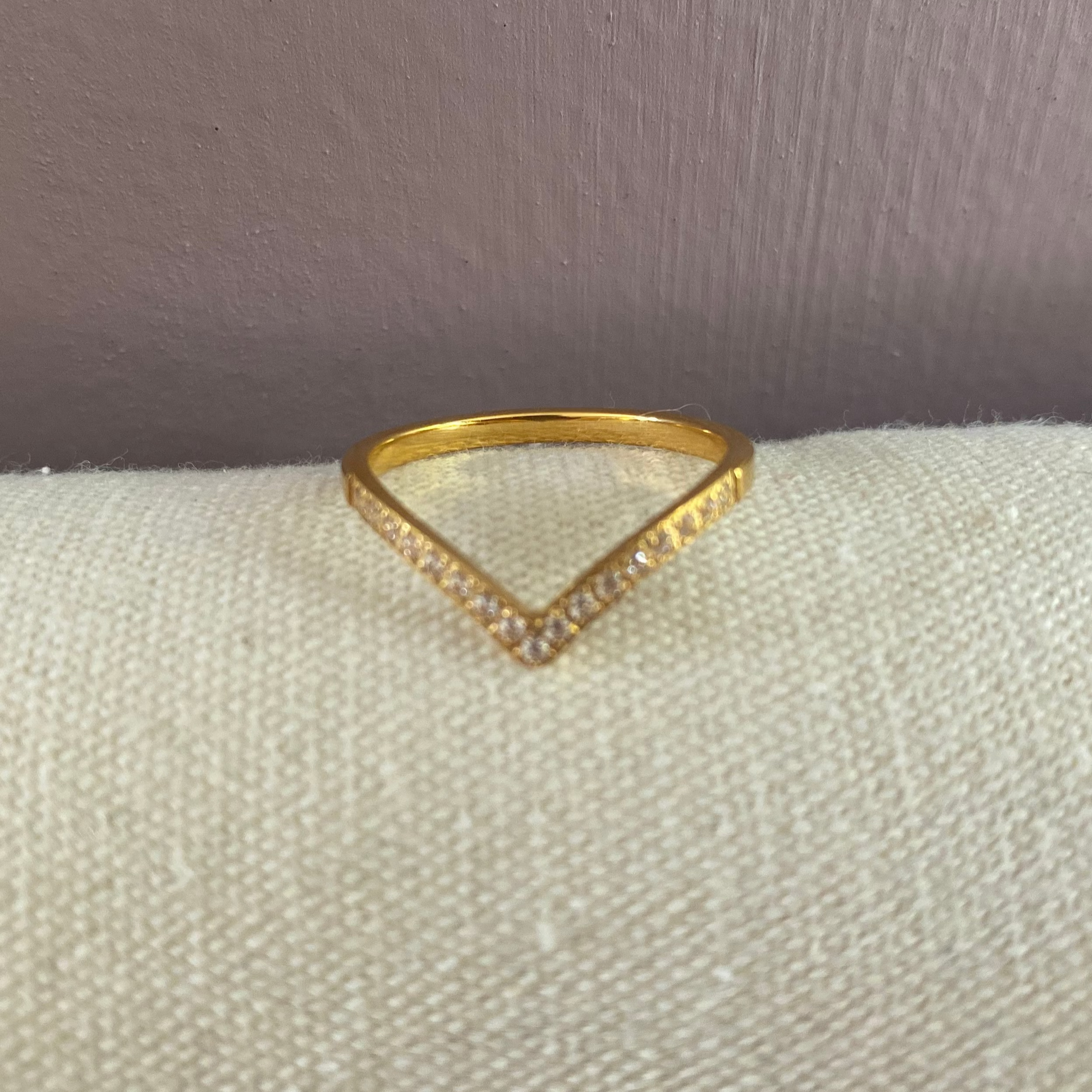 Minimalistische V-vormige ring van titanium, 14k verguld, maat 19 – elegant en stoer design voor dagelijks gebruik.