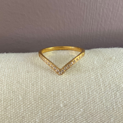 Minimalistische V-vormige ring van titanium, 14k verguld, maat 19 – elegant en stoer design voor dagelijks gebruik.