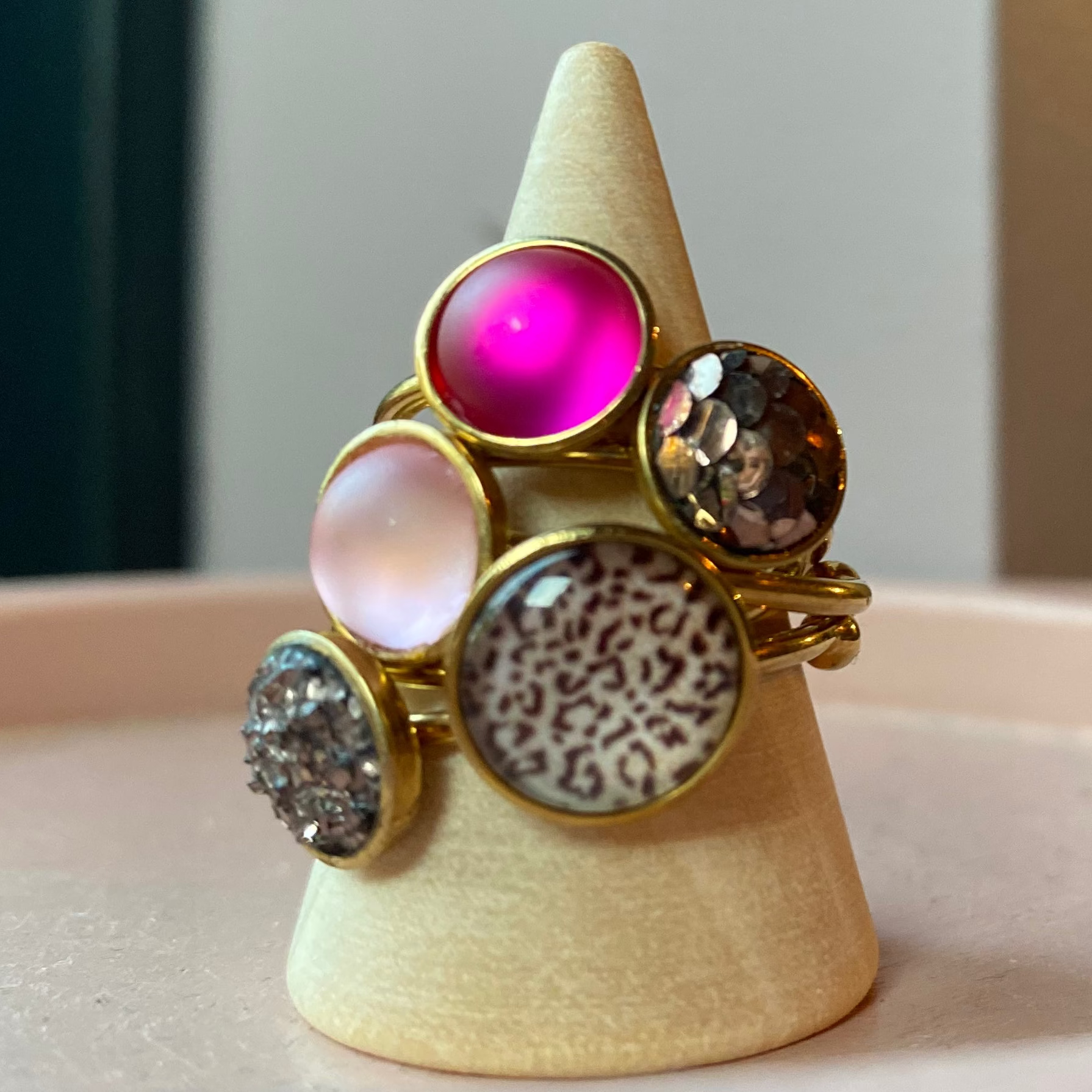 cabochon ringen in meerdere kleuren. lichtroze fuchsia, rose glitter, rosé, panter