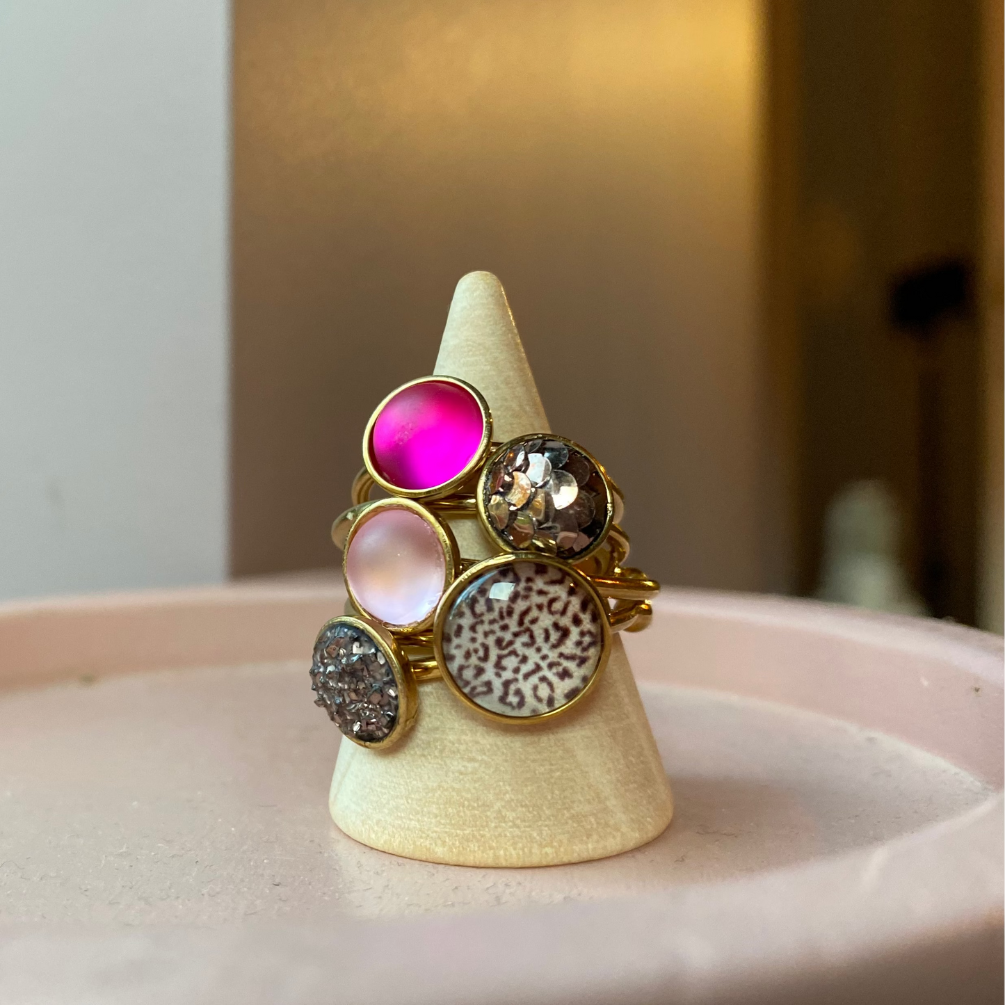 Verstelbare ringen van roestvrij staal met cabochon in verschillende kleuren en patronen – panterprint, roze tinten, rosé schubben en glitter.