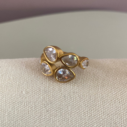 Buigbare 14k vergulde titanium ring, verstelbaar naar maat, elegant design met zirkonia details, hypoallergeen en duurzaam.