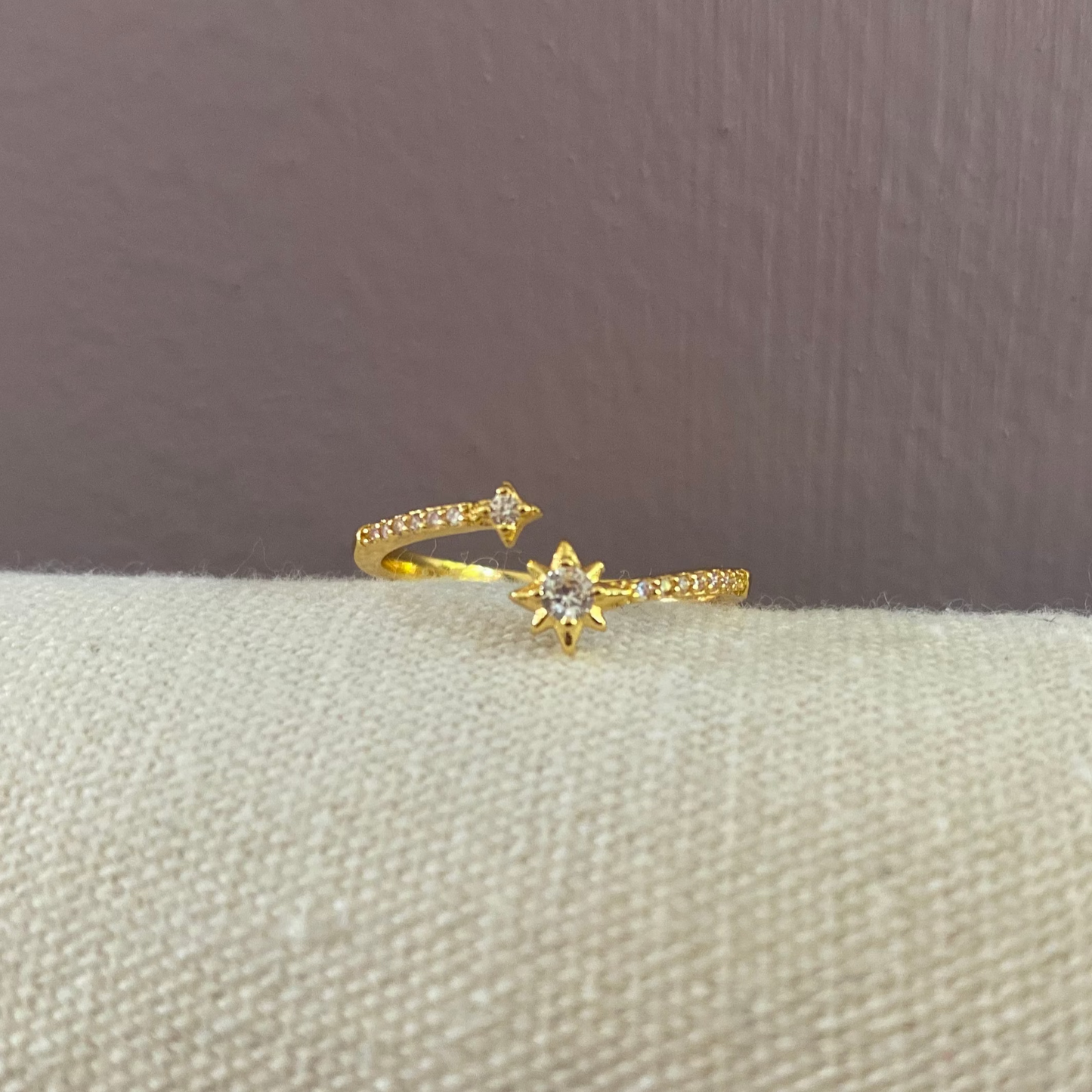 Minimalistische buigzame ring van 14k verguld titanium met ster, verstelbaar naar maat