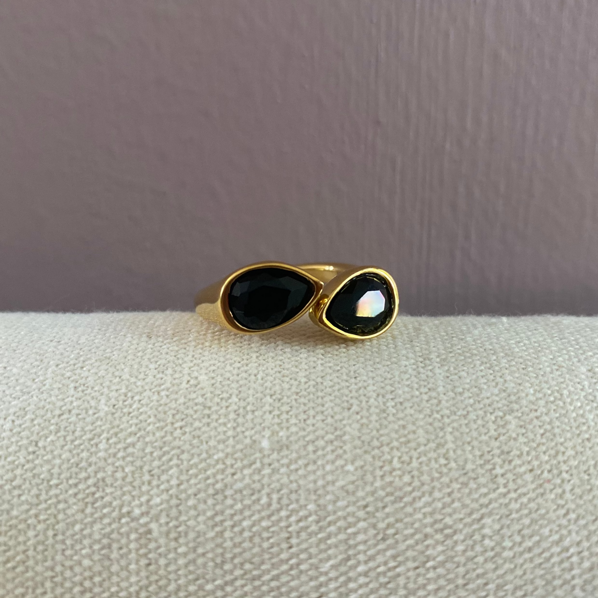Verstelbare 14k vergulde titanium ring, buigbaar naar maat, gecombineerd met Rosie Onyx oorbellen met zwarte steen
